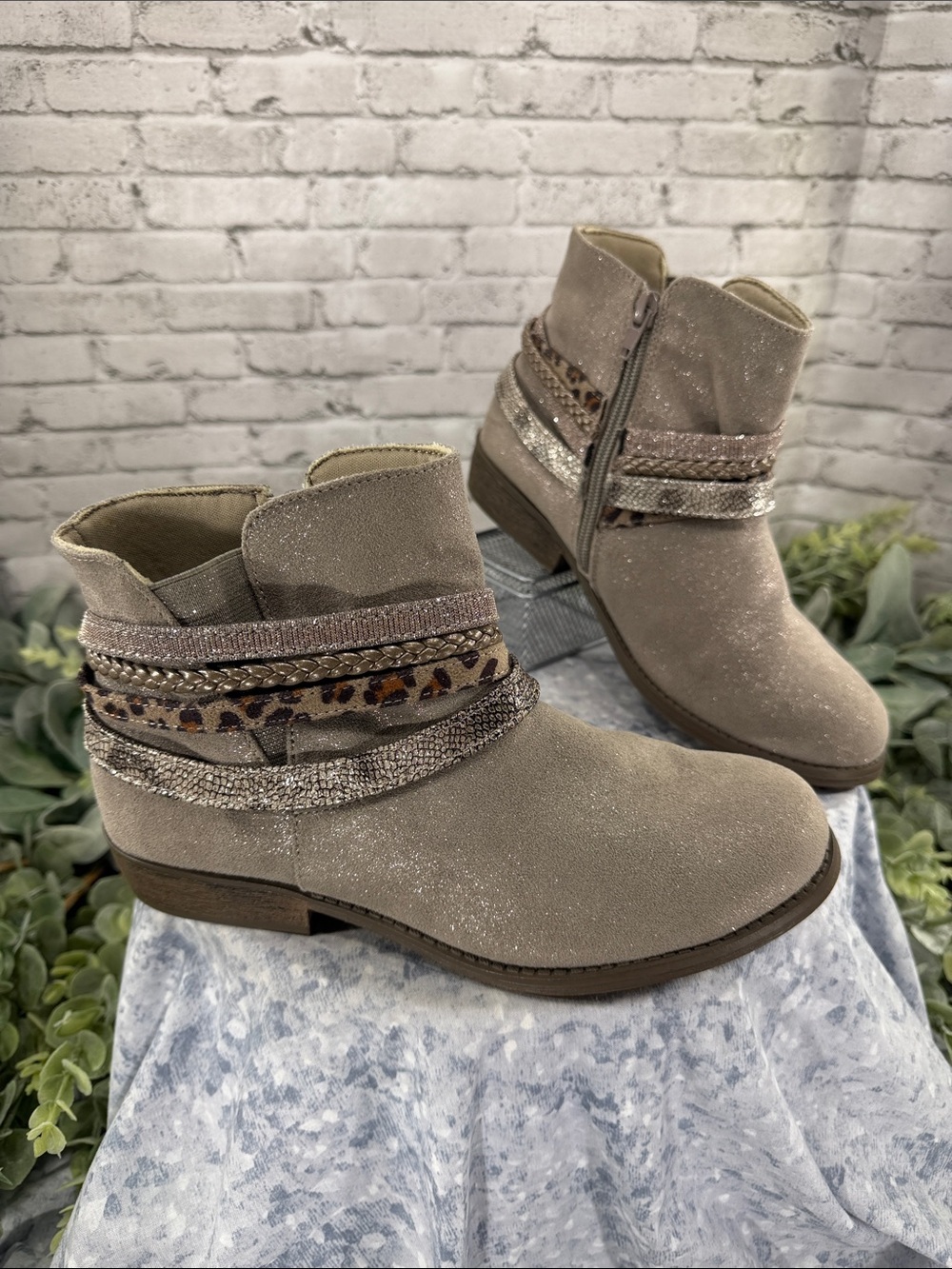 OLIVE & EDIE “Strappie” Taupe Shimmer Round-Toe Zip Boots - Girls 5M 🤎 EUC
